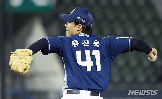 [서울=뉴시스] 조성우 기자 = 2일 오후 서울 송파구 잠실야구장에서 열린 2024 신한 쏠 뱅크 KBO리그 NC 다이노스와 LG 트윈스의 경기, NC 투수 류진욱이 LG 7회말 공격 때 마운드에 올라 역투하고 있다. 2024.04.02. xconfind@newsis.com