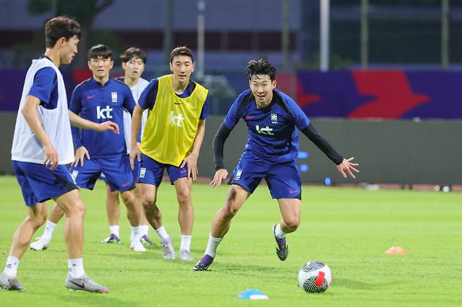 싱가포르를 상대하는 한국 축구대표팀. 연합뉴스