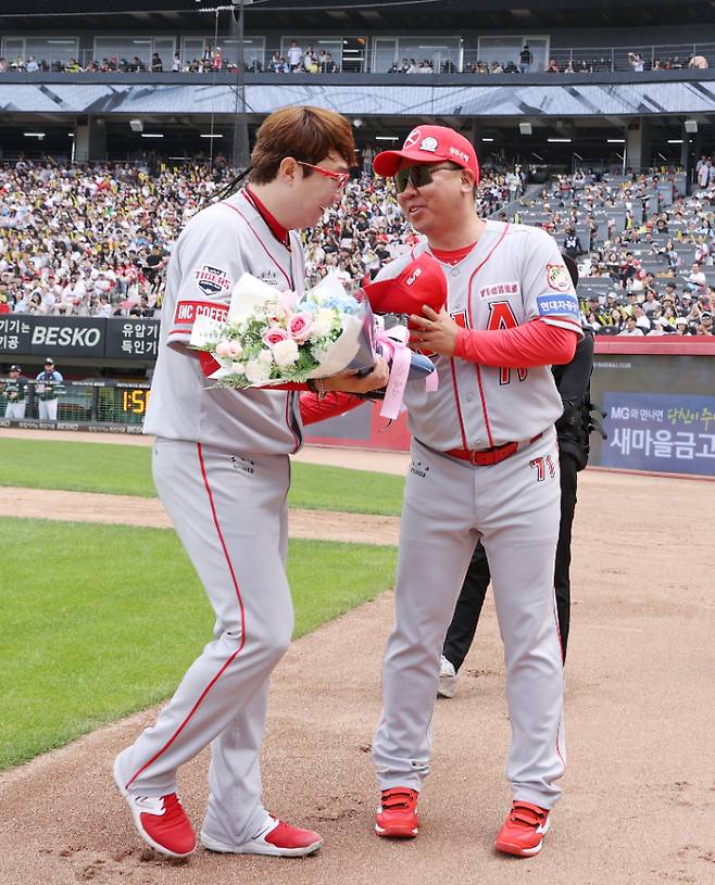 양현종과 이범호 감독. KIA 타이거즈 제공