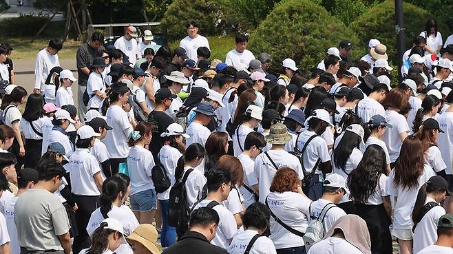 6일 오전 서울 남산공원 백범광장에서 열린 2024 주거취약 국가유공자를 위한 6.6 걷기 대회에서 참가자들이 묵념을 하고 있다.