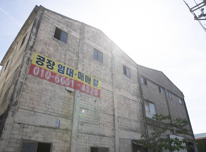 시화·반월공단에서는 공장 매매·임대 플래카드를 어렵지 않게 찾아볼 수 있다. [지호영 기자]