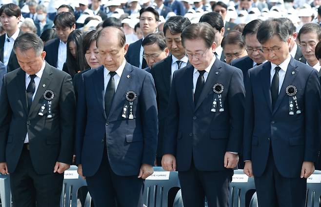 6일 서울 동작구 국립서울현충원에서 열린 제69회 현충일 추념식에서 여야 정치인 등 참석자들이 사이렌이 울린 뒤 묵념을 하고 있다. 앞줄 오른쪽부터 최재해 감사원장, 더불어민주당 이재명 대표, 국민의힘 황우여 비상대책위원장, 권대일 국립서울현충원장. ⓒ연합뉴스