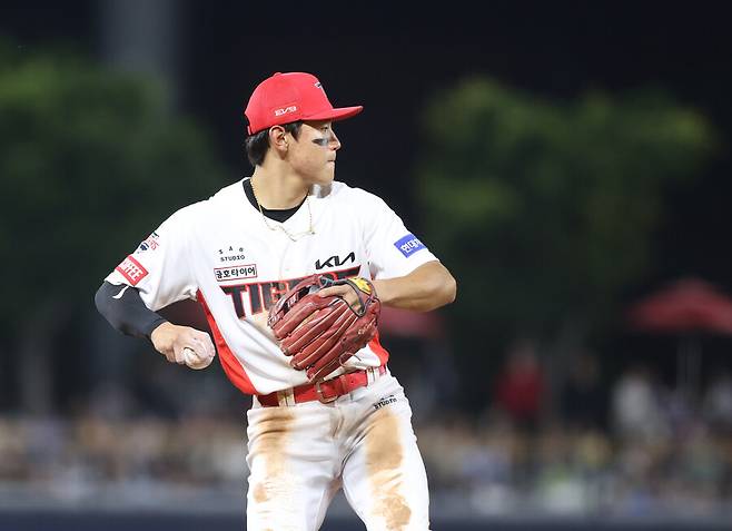 ▲ 프로 데뷔 후 3루수로 뛰고 있는 김도영은 경험이 쌓이면서 더 좋은 수비수로 성장할 것이라는 기대를 모으고 있다 ⓒKIA타이거즈