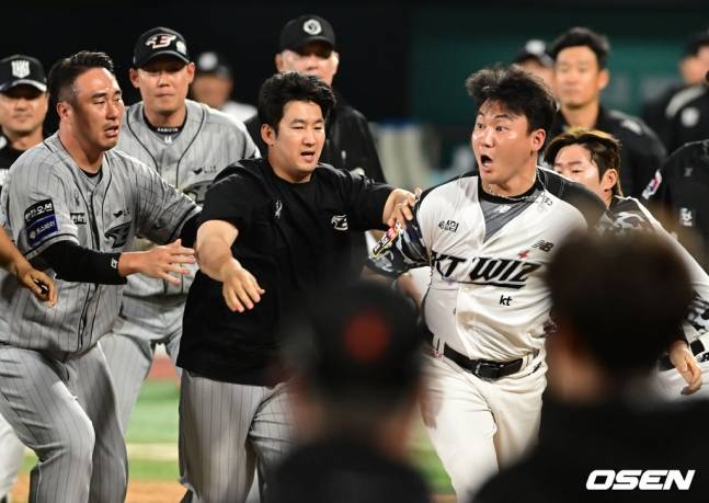 5일 경기가 종료된 이후, KT 위즈와 한화 이글스 선수간 벤치클리어링이 발생했다. KT 장성우가 분노하며 한화 선수단으로 돌진하고 있다.