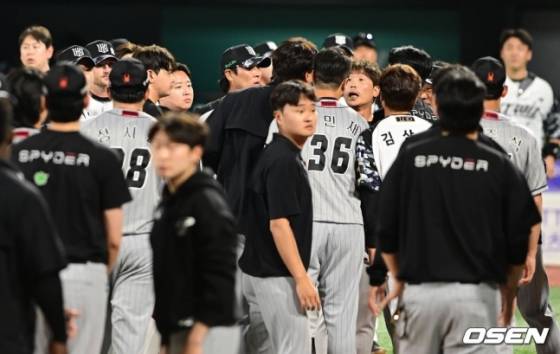 5일 수원 KT위즈파크에서 한화 이글스와 KT 위즈의 경기가 끝난 뒤 벤치클리어링이 벌어졌다. 두 팀 선수들이 대치하는 모습.