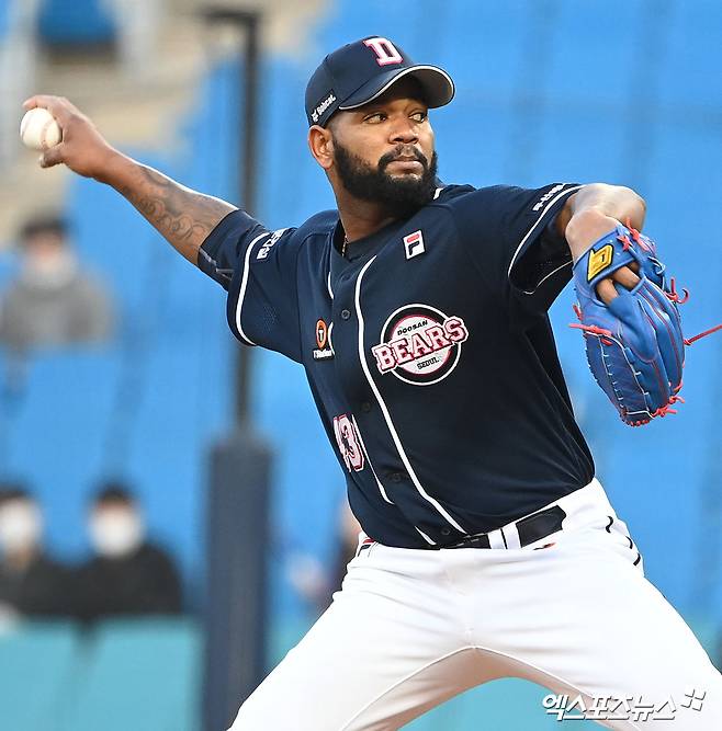 알칸타라는 7일 잠실구장에서 열릴 '2024 신한 SOL Bank KBO 리그' KIA와 주말 3연전 첫 경기에 선발 등판할 예정이다. 엑스포츠뉴스 DB