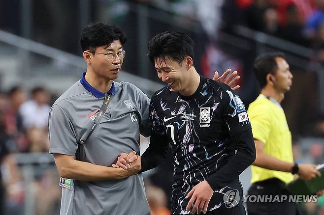 캡틴과 감독님 (싱가포르=연합뉴스) 신현우 기자 = 6일(현지시간) 싱가포르 국립경기장에서 열린 2026 북중미 월드컵 아시아 2차 예선 조별리그 C조 5차전 한국과 싱가포르의 경기.
    한국 김도훈 임시 감독이 교체 아웃되는 손흥민을 반기고 있다. 2024.6.6 nowwego@yna.co.kr