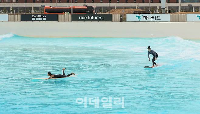 웨이브파크의 서핑구역인 서프코브에서 서핑을 즐기는 모습 (사진=김명상 기자)