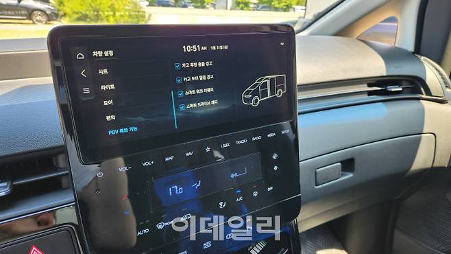 현대차 ST1 중앙 디스플레이를 통해 PBV 특화 기능을 켜고 끌 수 있다.. (사진=이데일리 이다원 기자)