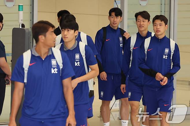 손흥민을 비롯한 대한민국 축구 국가대표팀 선수들이 7일 오전 인천국제공항 제2터미널을 통해 귀국하고 있다. 2024.6.7/뉴스1 ⓒ News1 김도우 기자