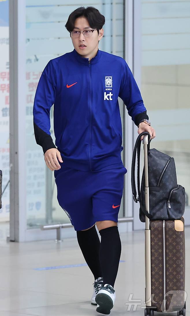 대한민국 축구 국가대표팀 이강인이 7일 오전 인천국제공항 제2터미널을 통해 귀국하고 있다.  2024.6.7/뉴스1 ⓒ News1 김도우 기자