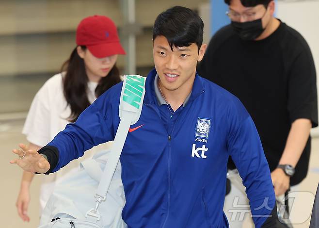 대한민국 축구 국가대표팀 황희찬이 7일 오전 인천국제공항 제2터미널을 통해 귀국하고 있다.  2024.6.7/뉴스1 ⓒ News1 김도우 기자