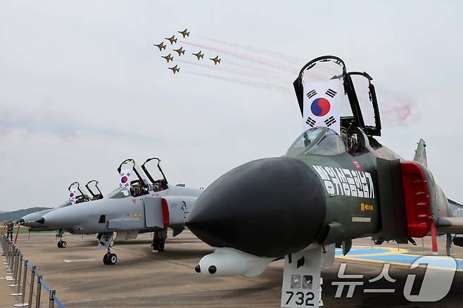 7일 경기도 수원시 공군10전투비행단에서 열린 F-4 팬텀(Phantom) 퇴역식에서 공군 특수비행팀 블랙이글스가 화려한 공중 기동을 펼치며 멋진 비행을 하고 있다. 2024.6.7/뉴스1 ⓒ News1 사진공동취재단