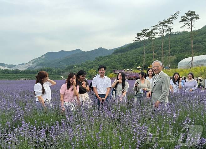 유인촌 문화체육관광부 장관이 청년 직원들과 함께 무릉별유천지 라벤더 밭을 둘러보고 있다. ⓒ 뉴스1 김형준 기자