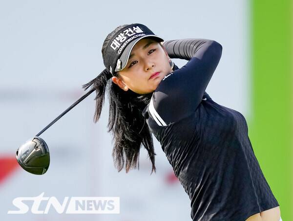 7일 열린 KLPGA투어 2024 셀트리온 퀸즈 마스터즈 1라운드에서 공동 3위에 오른 '루키' 주가인. 사진┃STN뉴스 손진현 기자