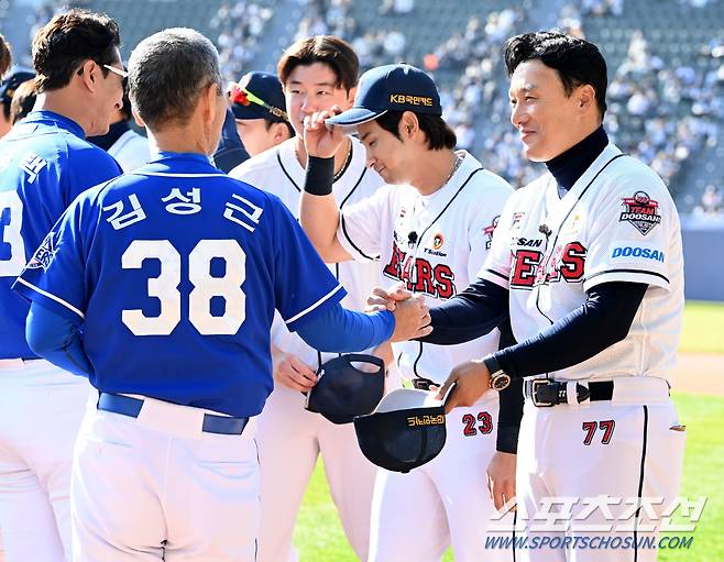 두산 베어스와 '최강야구' 최강 몬스터즈의 경기가 20일 잠실야구장에서 열렸다. 경기 전 두산 이승엽 감독과 최강 몬스터즈 김성근 감독이 악수를 나누고 있다. 잠실=허상욱 기자wook@sportschosun.com/2022.11.20/