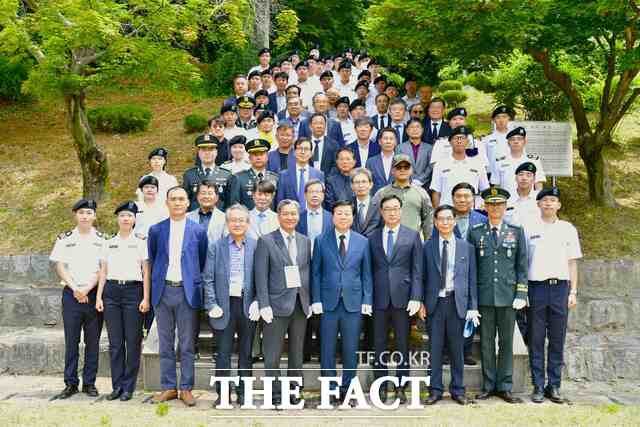 충남대 학군단이 7일 제44주기 고 권영주 중위 추모 행사를 거행하고 있다. /충남대