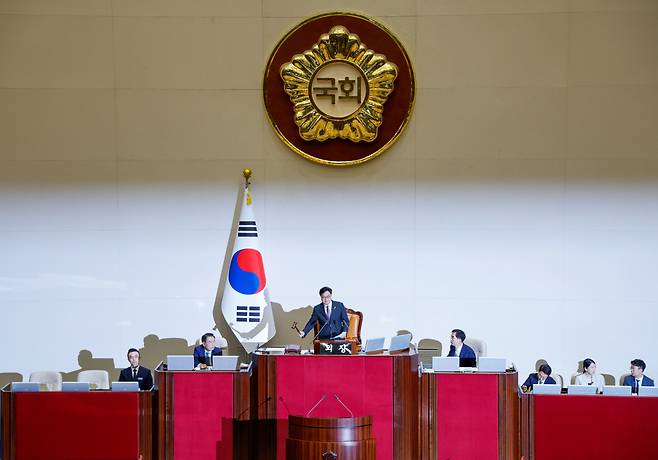 우원식 국회의장이 5일 오후 서울 여의도 국회 본회의장에서 열린 22대 국회 첫 본회의에서 의사봉을 두드리고 있다. /뉴스1