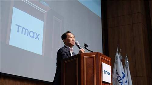 박대연 티맥스그룹 회장이 지난 3일 경기도 성남시 티맥스타워에서 열린 '창립 27주년 기념식'에서 새롭게 단장된 CI(기업이미지)를 공개하고 있다. /티맥스그룹