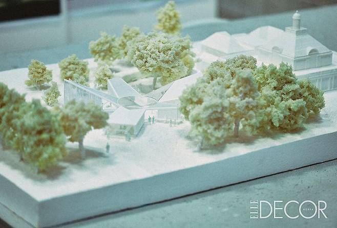 매스스스터디스 사무실에 놓인 ‘군도의 여백’ 모형과 샘플 재료.