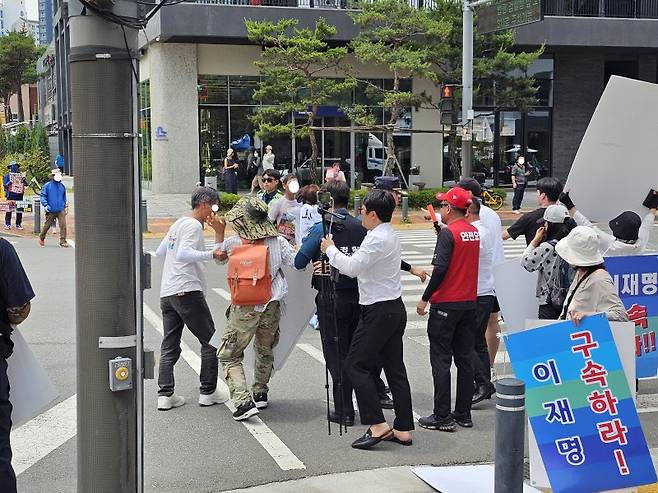 쌍방울 대북송금 의혹 등을 받는 이화영 전 경기도 평화부지사 선고 공판을 앞두고 수원지법 앞에서 지지단체와 반대단체가 마찰을 빚고 있다. /사진=뉴시스