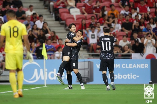 이강인(왼쪽), 주민규(이상 남자 축구대표팀). 대한축구협회 제공