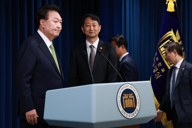 윤석열 대통령이 3일 오전 서울 용산 대통령실 청사 브리핑실에서 열린 국정브리핑에 참석해 동해 석유·가스 매장과 관련해 발언을 마친 뒤 배석한 안덕근 산업통상자원부 장관에게 마이크를 넘기며 브리핑실을 나서고 있다. 연합뉴스