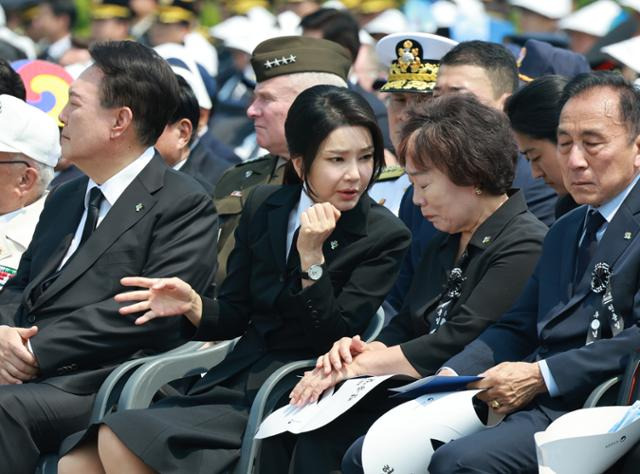 윤석열 대통령의 배우자 김건희(왼쪽 두 번째) 여사가 6일 서울 동작구 국립서울현충원에서 열린 제69회 현충일 추념식에 참석해 보훈 가족과 대화하고 있다. 대통령실사진기자단