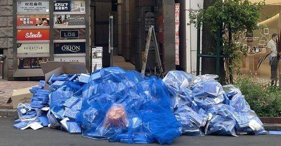 지난달 30일 소셜미디어 X에 한 일본인 사용자가 일본 도쿄 시부야 거리에 버려졌다면서 올린 세븐틴 새 앨범 사진. X 캡처