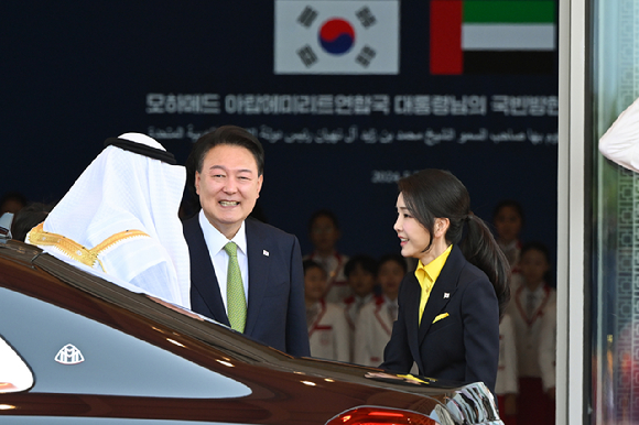 윤석열 대통령과 부인 김건희 여사가 29일 서울 용산 대통령실 청사에서 열린 국빈 방한 공식 환영식에서 무함마드 빈 자예드 알 나흐얀 아랍에미리트연합국(UAE) 대통령을 영접하고 있다. 2024.05.29. [사진=대통령실]