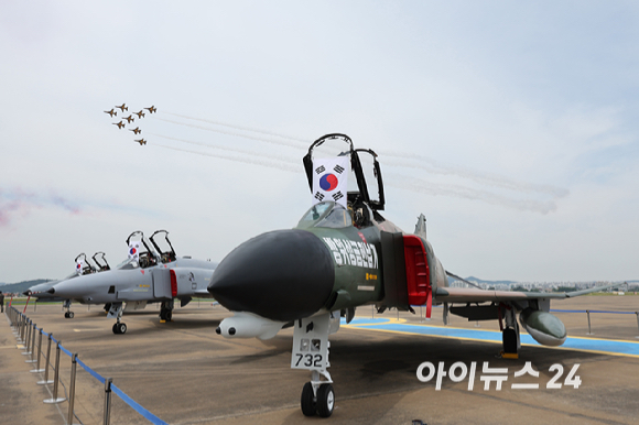 7일 경기도 수원시 공군10전투비행단에서 열린 F-4 팬텀(Phantom) 퇴역식에서 마지막 비행임무를 마친 F-4E 팬텀 전투기와 명예전역장이 함께 있다. [사진=사진공동취재단]