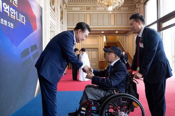 윤석열 대통령이 6일 청와대 영빈관에서 열린 국가유공자 및 보훈가족 초청 오찬에 앞서 로비에서 국가유공자와 가족을 맞이하고 있다. 윤 대통령은 이날 “국가를 위해 헌신한 영웅과 그 유족들을 기억하고 예우하는 것은 국가의 책무이고, 우리의 정체성을 지키는 것”이라고 말했다. [사진 대통령실]