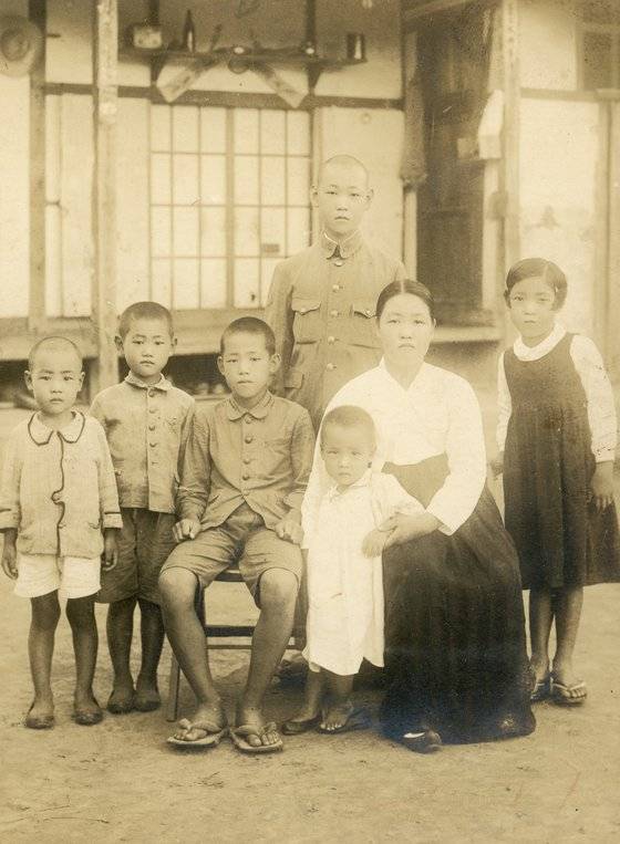 미원면 생가 앞에서 찍은 1940년대 가족사진. 앞줄 왼쪽에서 셋째가 윤형근. [사진 윤성렬, PKM 갤러리]