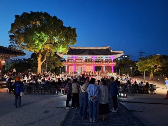 조선 시대 제주목사가 있었던 제주목 관아에서는 '귤림 야행'이 진행된다. 풍악 공연, 버스킹도 감상할 수 있다. 사진 제주도