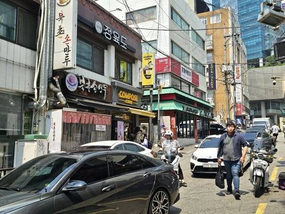 당국이 오토바이 등 이륜차가 불법 주정차시, 과태료를 부과할 수 있는 방안을 검토하는 것으로 파악됐다. 불법 주정차에 따른 안전문제 등을 해소하기 위해서다. 6일 서울 마포구 합정동 인근 골목 주변엔 불법 주정차된 오토바이는 행인과 차량의 통행을 방해했다. 이찬규 기자