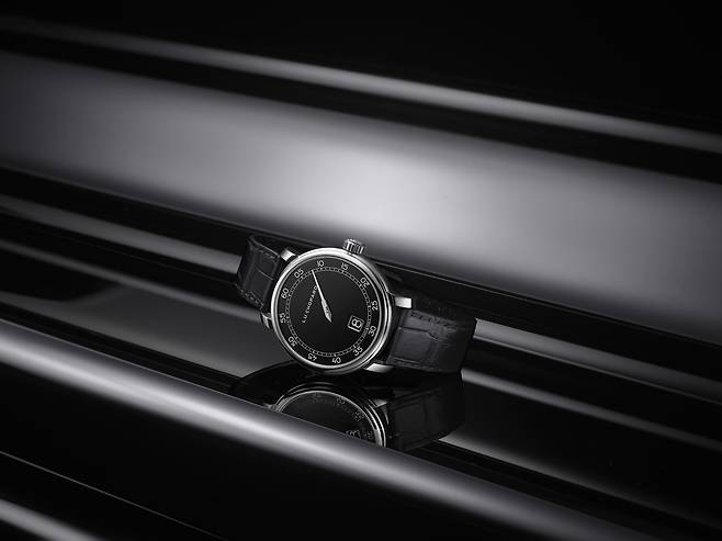 검은색 그랑푀 에나멜로 완성한 다이얼이 고급스럽다. 화이트 골드 케이스와도 조화를 이룬다. [사진 쇼파드]