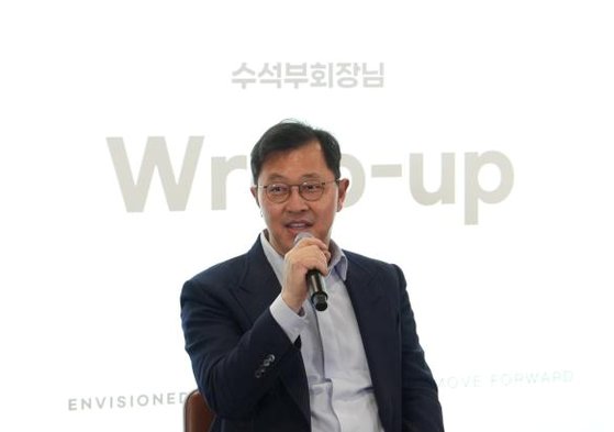 SK이노베이션 신임 수석부회장에 선임될 예정인 최재원 SK온 수석부회장. 사진은 최 부회장이 지난 4월 24일 타운홀 미팅 진행하는 모습. 사진 SK온