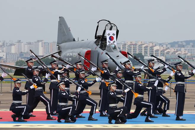 7일 경기도 수원시 공군10전투비행단에서 열린 F-4 팬텀(Phantom) 퇴역식에서 F-4E 진회색 기체가 주기되어 있다. 사진공동취재단