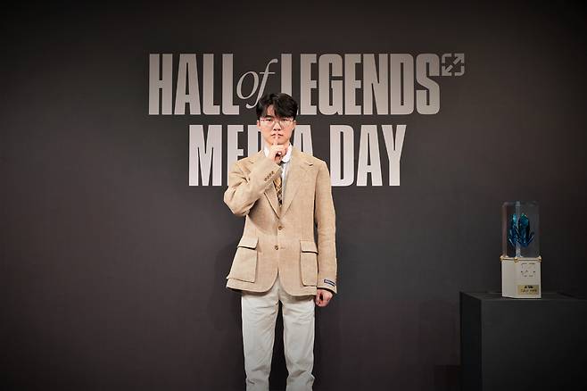 Lee "Faker" Sang-hyeok poses for a photo at the Hall of Legends ceremony at The Shilla Seoul in Jung-gu, central Seoul, Thursday. (Lee Si-jin/The Korea Herald)