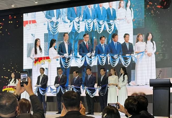 Vietnamese Foreign Minister Bui Thanh Son (fifth from right) and Business Association of Vietnamese in Korea (BAViK) Chair Dao Tuan Hung (sixth from right) attend the BAViK launch ceremony at Glad Hotel Yeouido in Yeongdeungpo District, Seoul on May 30. (Sanjay Kumar/ The Korea Herald)