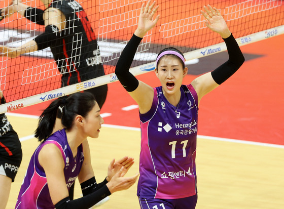 The Heungkuk Life Insurance Pink Spiders' Kim Yeon-koung, left, and Kim Su-ji celebrate during a V League game against the Gwangju Pepper Savings Bank AI Peppers at Pepper Stadium in Gwangju on Jan. 7. [YONHAP]