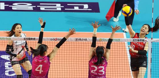 The Daejeon Jung Kwan Jang Red Sparks' Park Hye-min, right, attacks during a V League game against the Heungkuk Life Insurance Pink Spiders at Incheon Samsan World Gymnasium in Incheon on Dec. 24, 2023. [YONHAP]