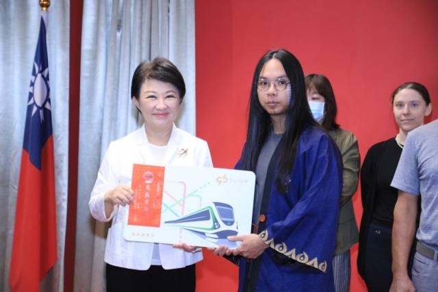 루슈엔(왼쪽) 대만 시장과 쉬뤼시엔이 평생 MRT 이용권을 들고 있습니다. 대만 정부 제공