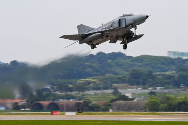 공군의 F-4E 팬텀 전투기가 7일 수원기지에서 열린 'F-4 팬텀 퇴역식'에서 마지막 비행을 위해 이륙하고 있다. 공군 제공