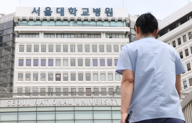 7일 오전 서울 종로구 서울대학교병원에서 한 의료 관계자가 이동하고 있다. 연합뉴스