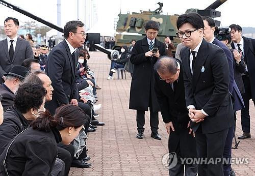 지난 3월 22일 경기도 평택 소재 해군 제2함대사령부에서 거행된 제9회 서해수호의날 기념식에서 국민의힘 한동훈 당시 비상대책위원장이 행사 시작에 앞서 참석자와 인사하고 있다. / 사진=연합뉴스