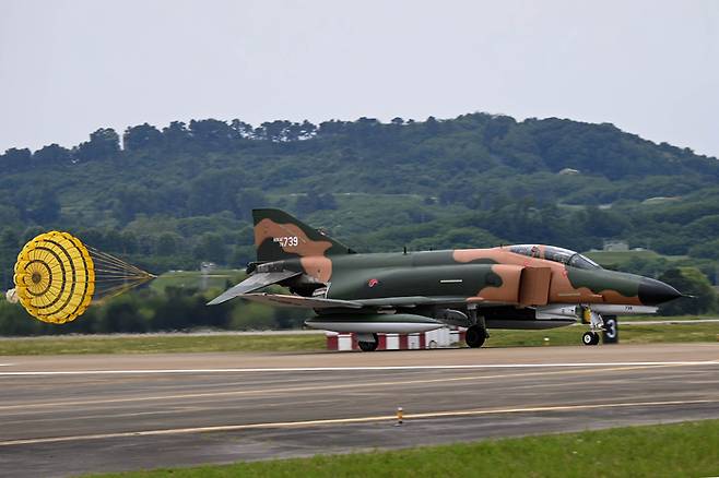 공군의 F-4E 팬텀 전투기가 7일수원기지에서 거행된 ‘F-4 팬텀 퇴역식’에서 마지막 비행을 마치고 활주로에 착륙하고 있다. [사진제공=공군]