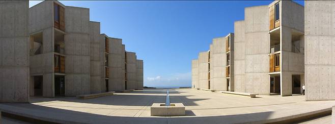 미국 샌디에이고에 위치한 건축가 루이스 칸이 설계한 소크 생물학 연구소의 광장. 전방에 태평양이 보이고 가운데에는 30㎝ 너비의 수로가 흐른다. 춘분과 추분에는 수로와 태평양이 만나는 지점에 해가 뜬다.  Jason Taellious