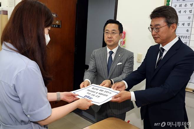 [서울=뉴시스] 조성봉 기자= 박성준 더불어민주당 원내수석부대표와 노종면 원내대변인이 7일 오후 서울 여의도 국회 의사과에 제22대 전반기 국회 상임위 및 특별위원회 위원 명단을 제출하고 있다. 2024.06.07. suncho21@newsis.com /사진=조성봉