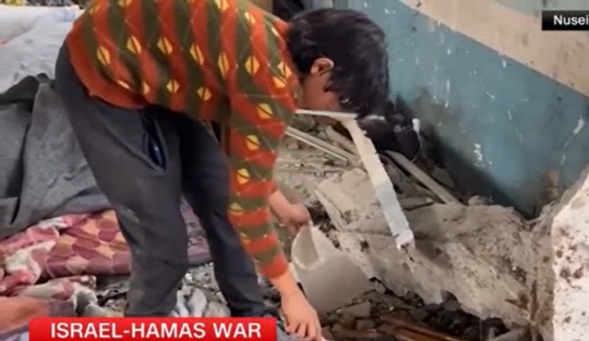 동생 유해를 모으는 가자 지구 소년. CNN보도 캡처